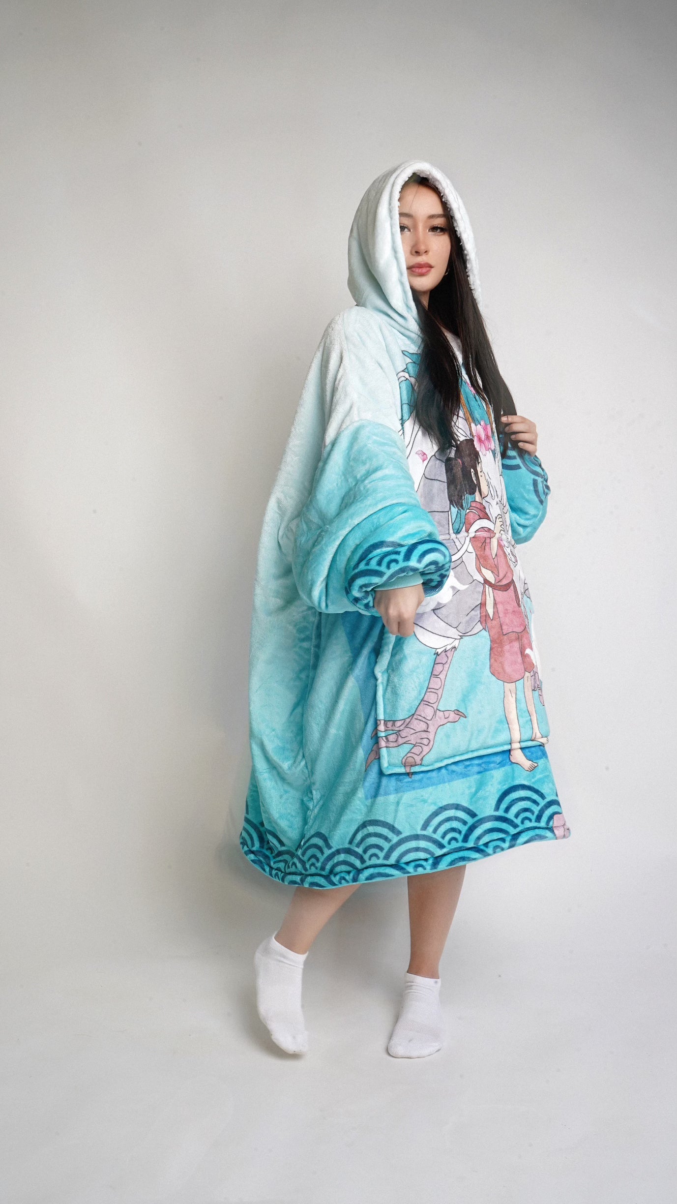 Haku x Chihiro Kuschelpullover mit Decke