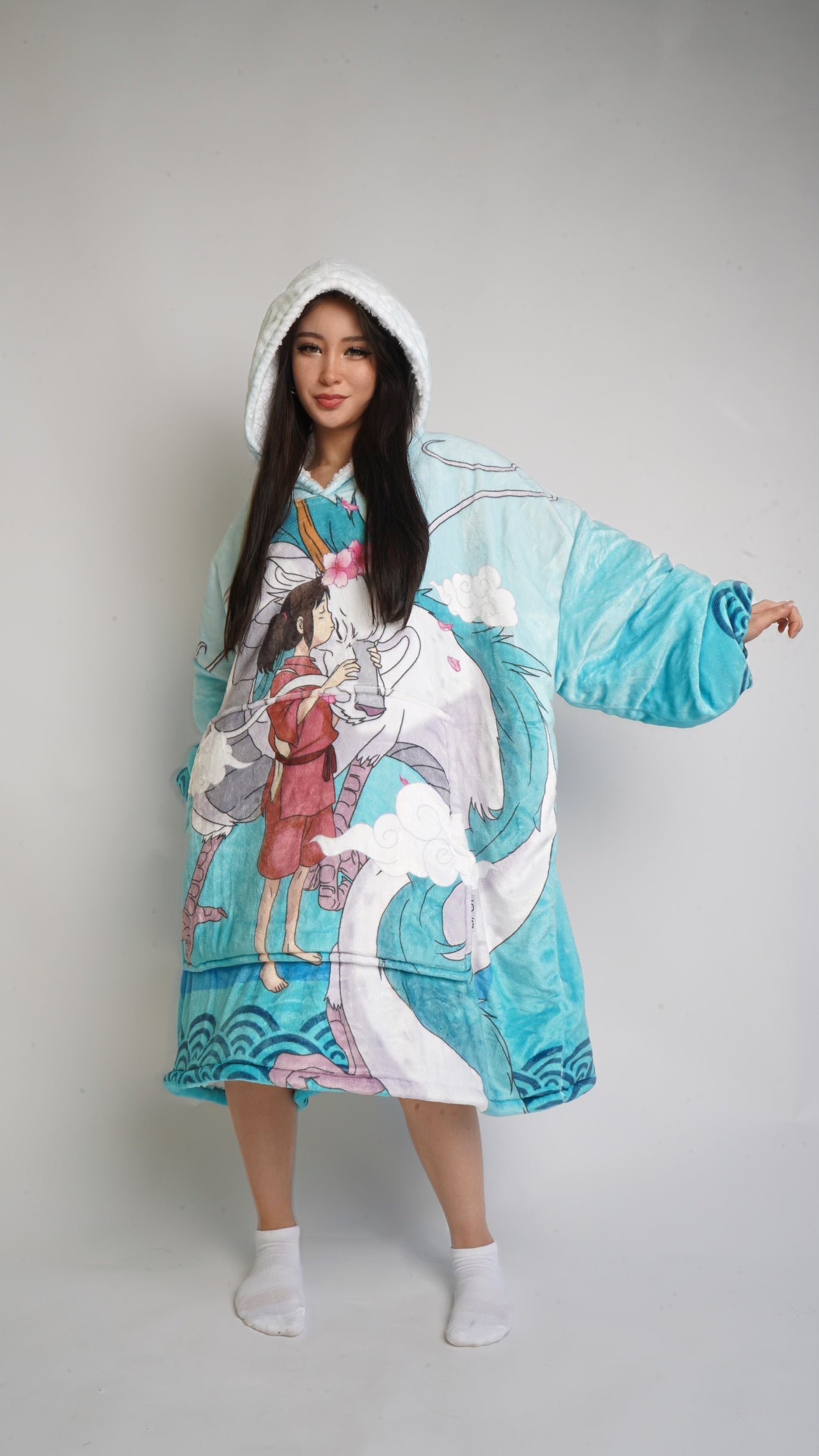 Haku x Chihiro Kuschelpullover mit Decke