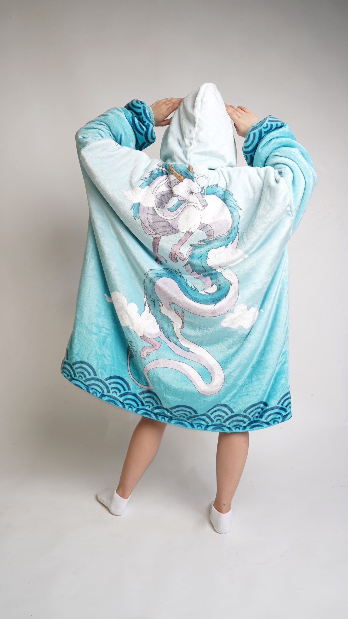 Haku x Chihiro Kuschelpullover mit Decke